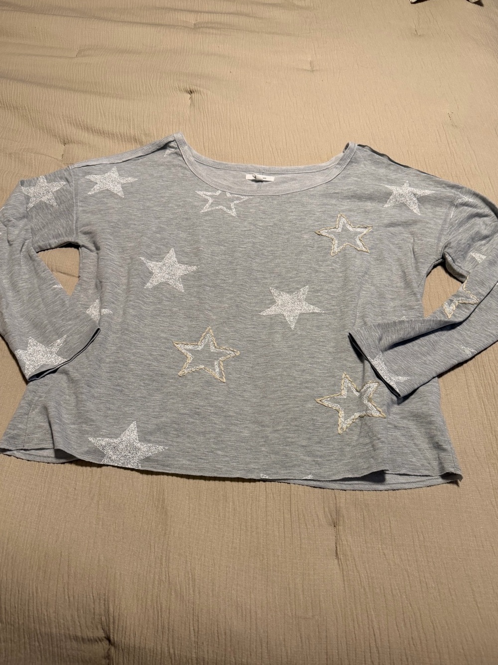 Maurices Light Gray Star Print Long Sleeve Crop Top
